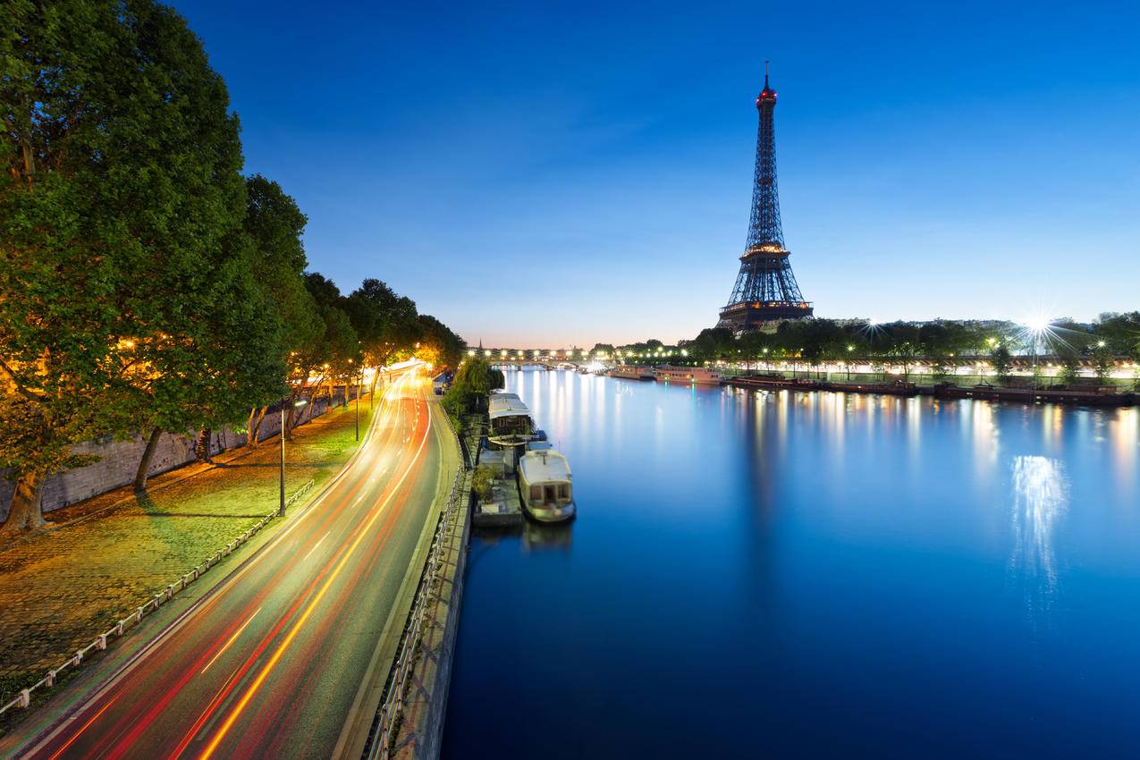 法国巴黎的埃菲尔铁塔,城市,船,河流,树木,道路,5K风景图片