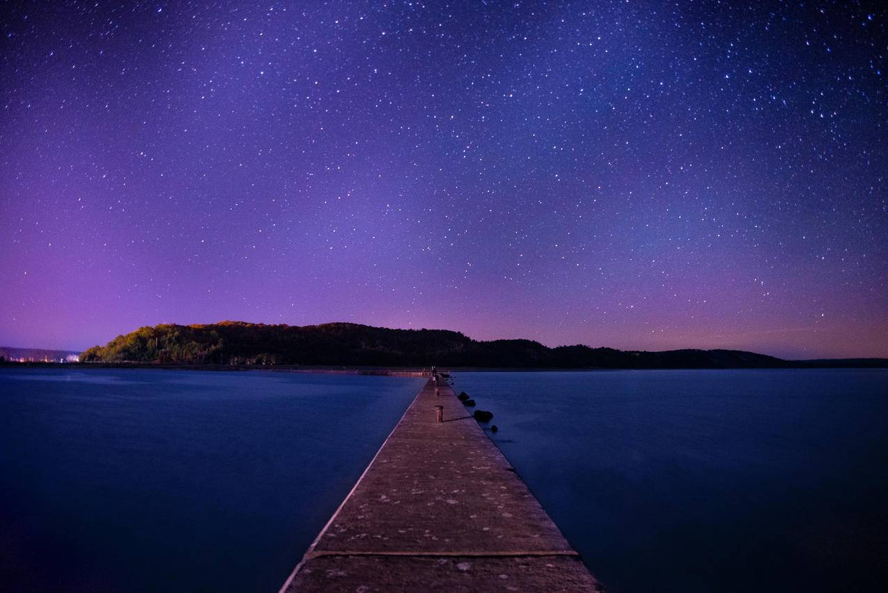 湖,码头,夜晚,星空风景4K壁纸