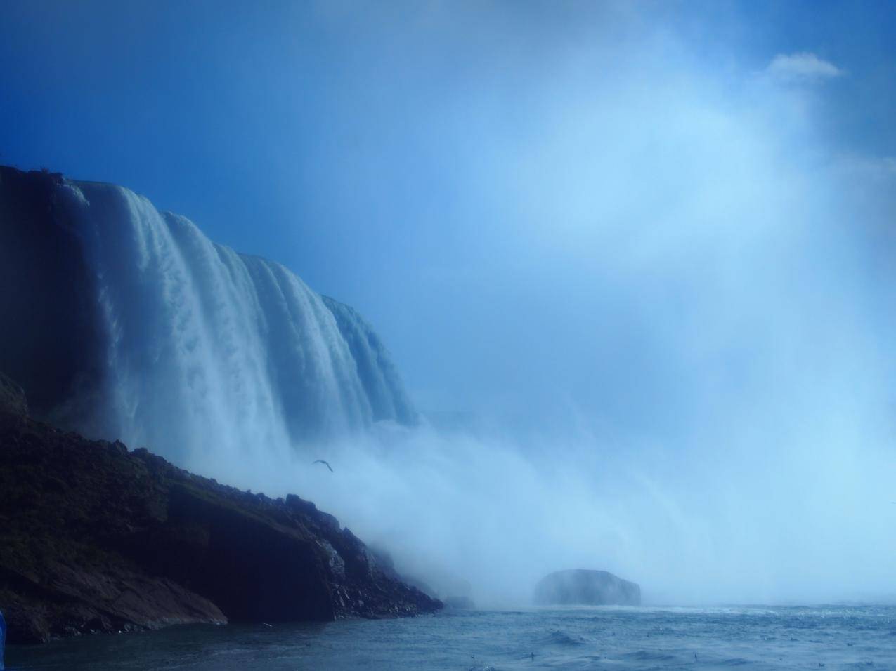 蓝天下的尼亚加拉大瀑布风景4K壁纸