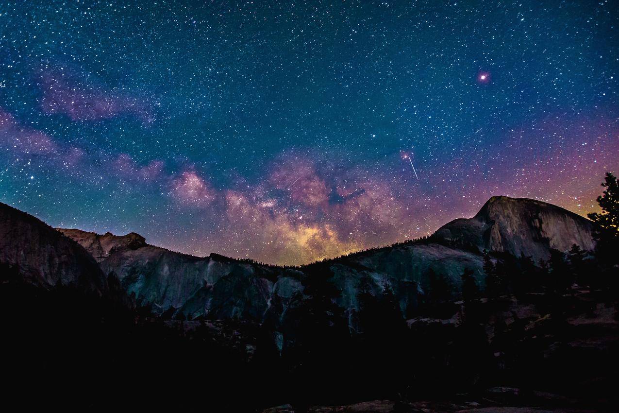 夜晚的山,星空风景4K壁纸