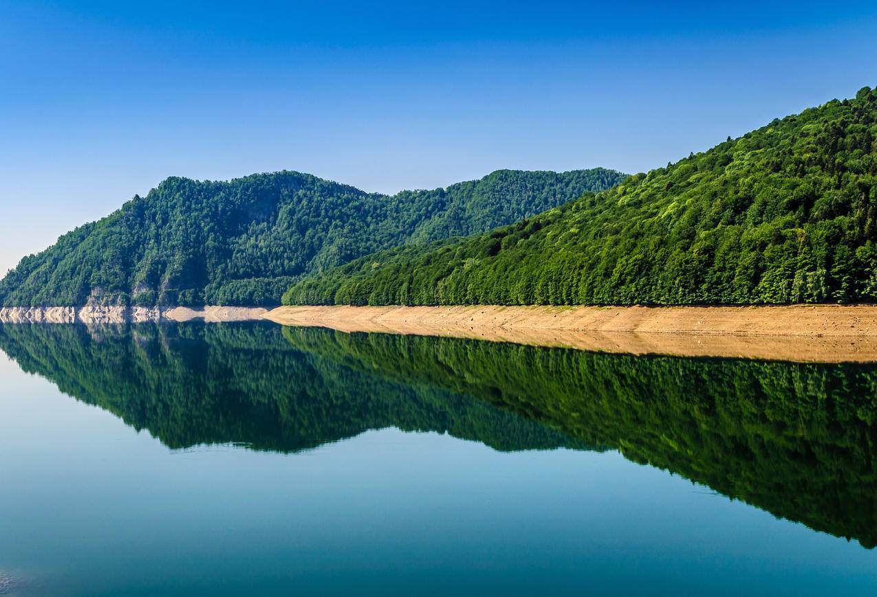 罗马尼亚,弗格拉什山脉,湖,倒影,蓝天,4K风景壁纸