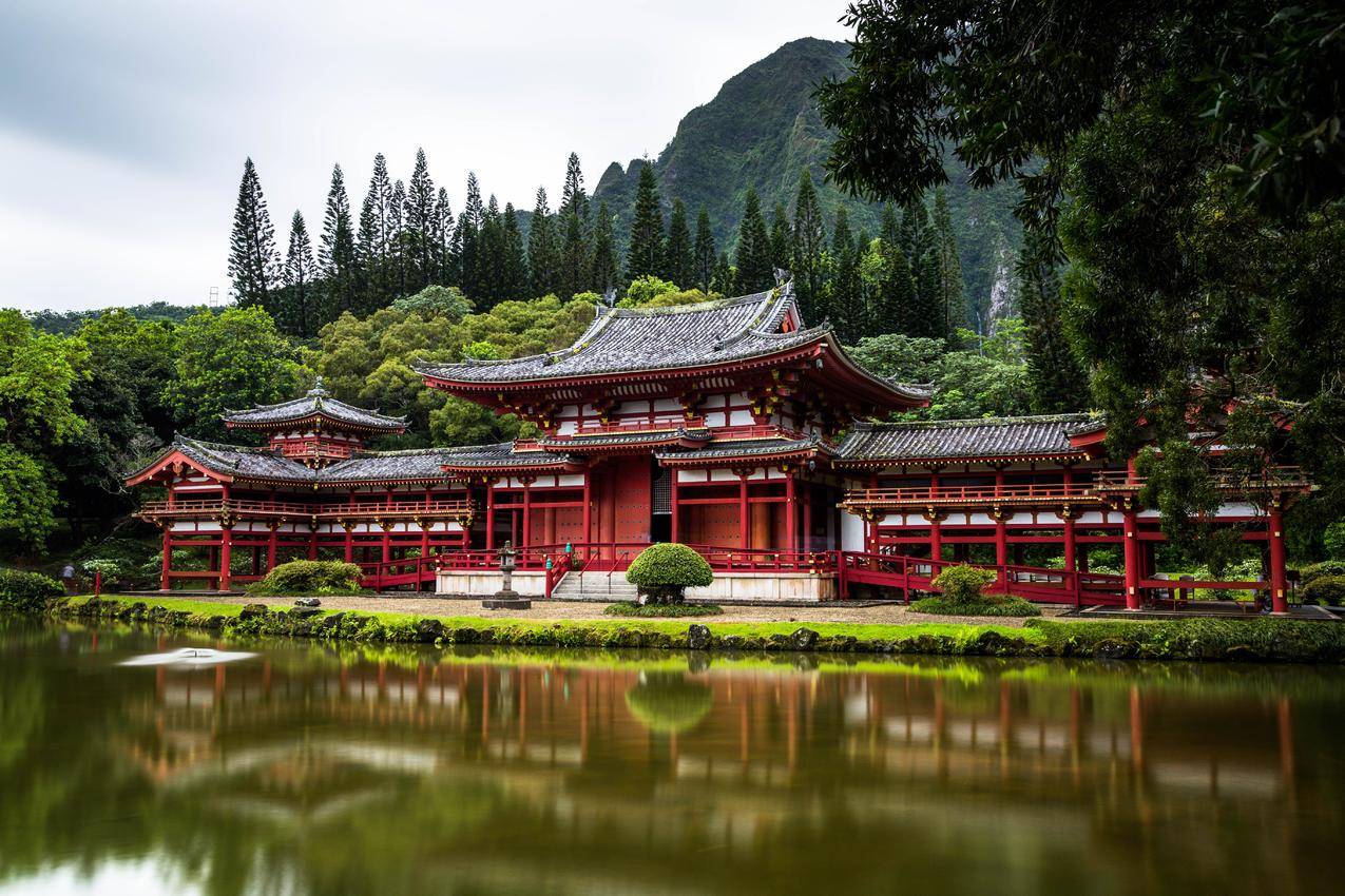树,寺庙和池塘高清4K风景壁纸