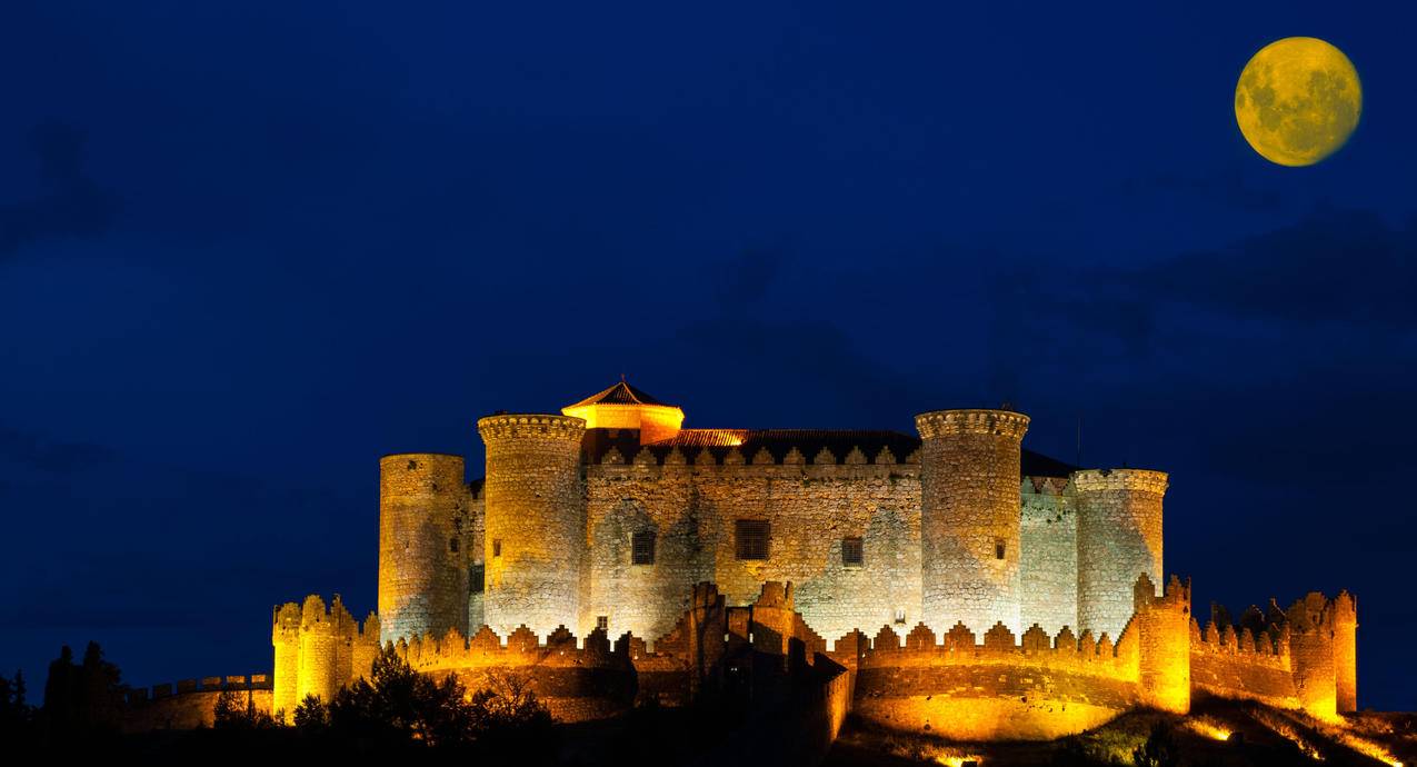城堡,夜间,月亮,4K风景壁纸
