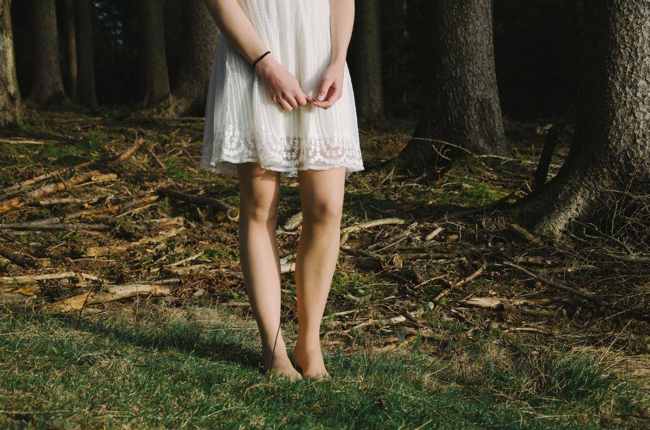 夏装,夏天的衣服,白色裙子,女孩,女子,腿,森林,自然,4K图片