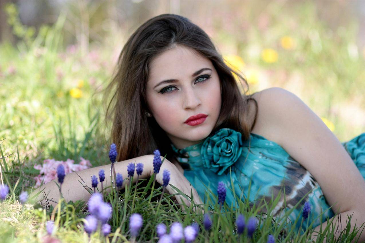女孩,鲜花,草地,春天,蓝色的眼睛美女4K壁纸