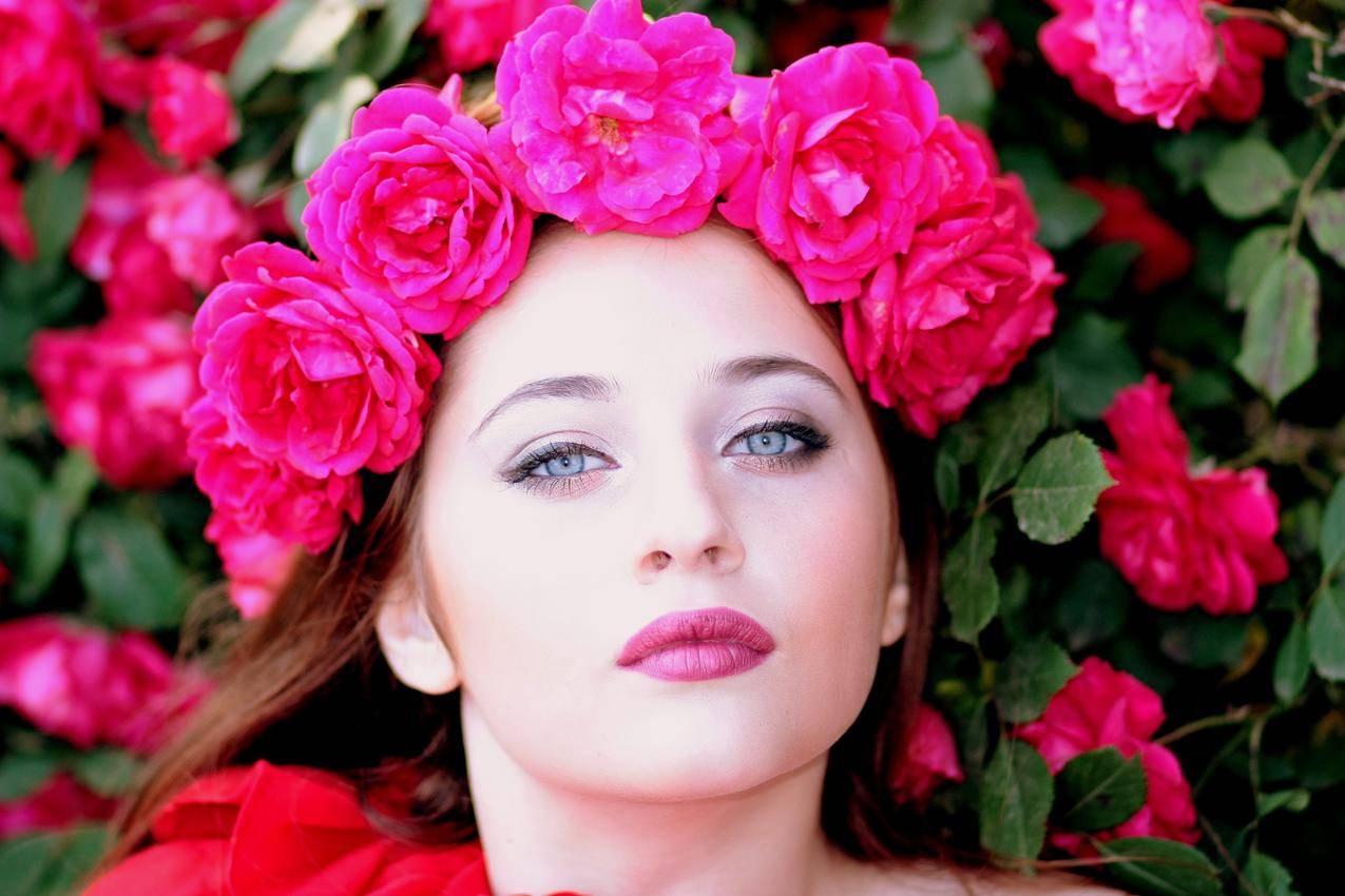 女孩,玫瑰,红色花圈,鲜花,美女4K壁纸