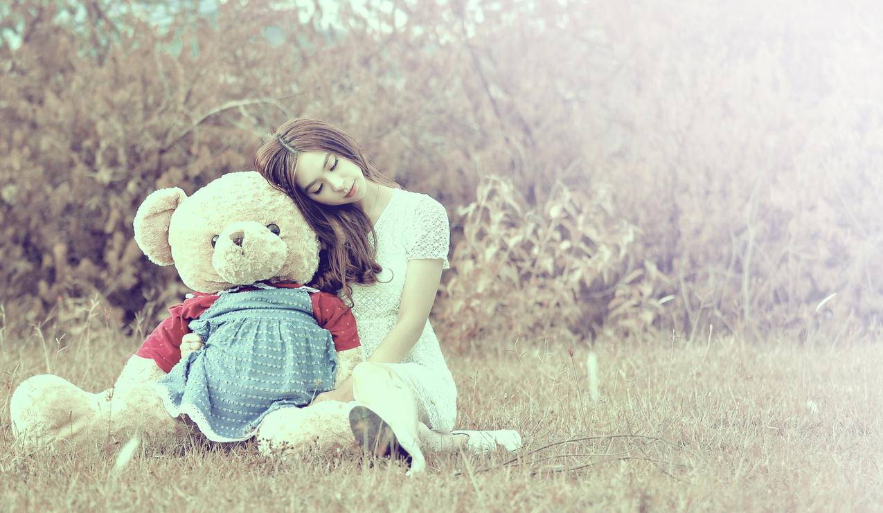 女孩抱着泰迪熊唯美图片