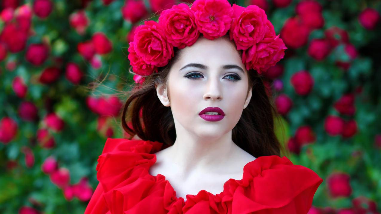 穿红玫瑰花环的女人4K美女壁纸