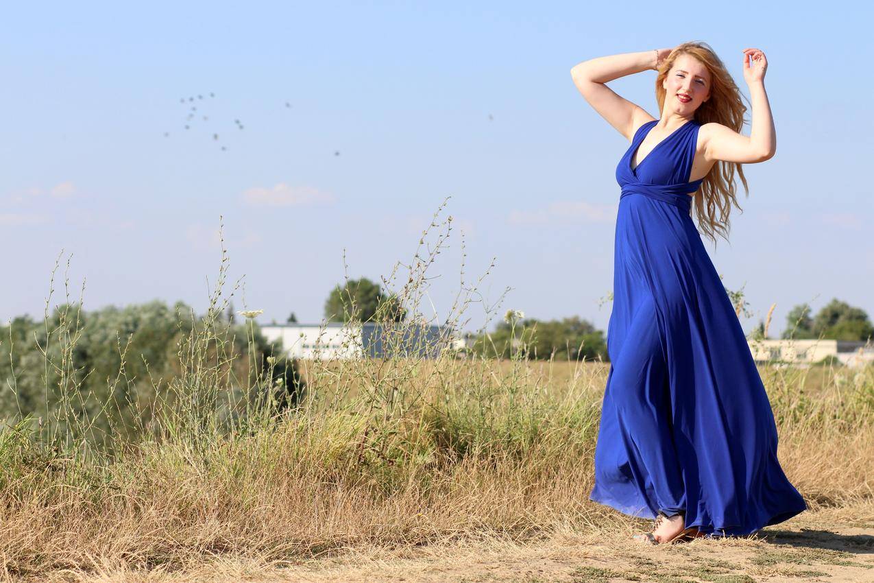 女孩,蓝色连衣裙,金发,5K美女图片