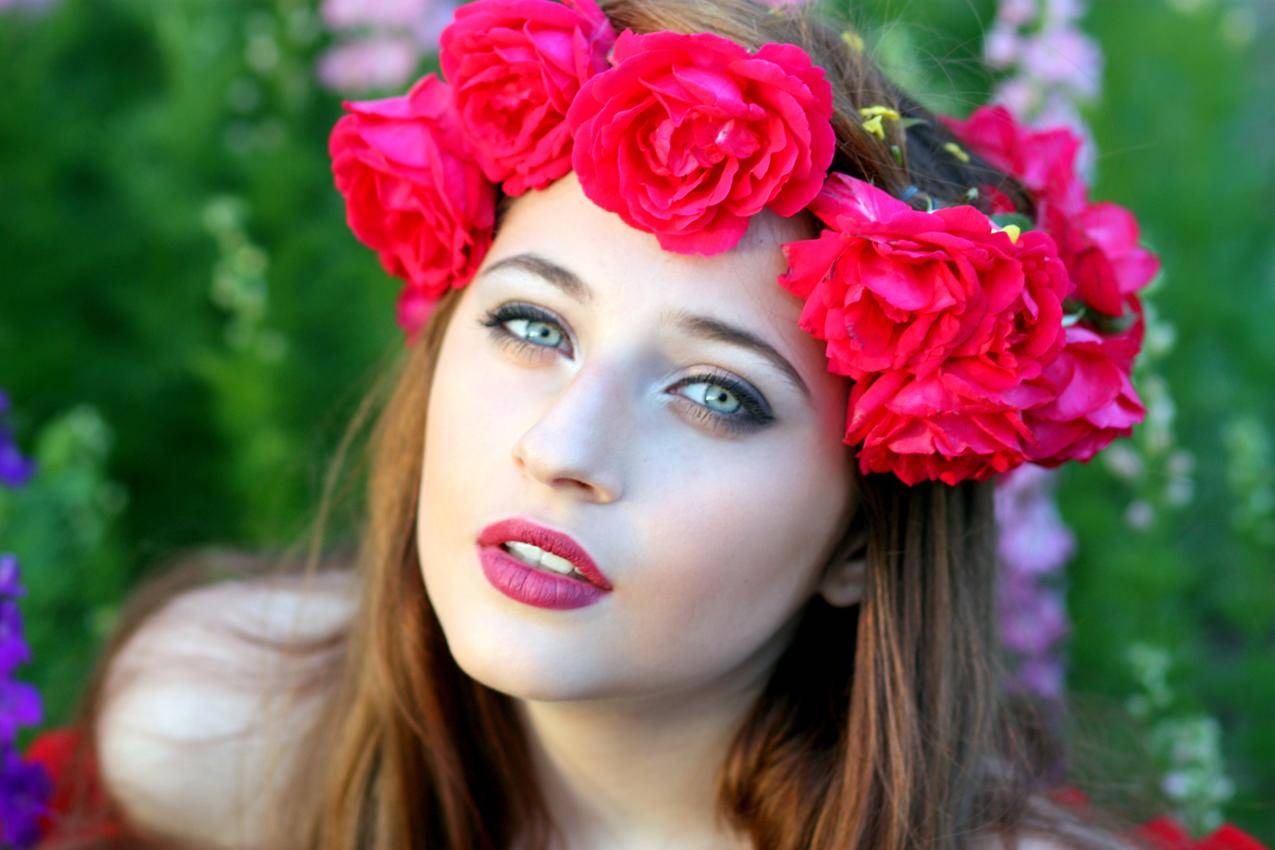 女孩,鲜花,花圈,红色玫瑰,花瓣,4K美女壁纸