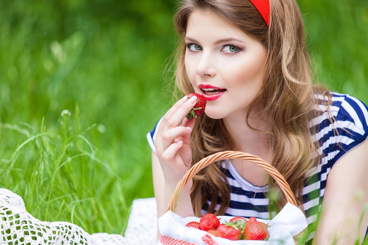 夏天 — 一个手拿草莓的微笑女孩的画像人像图片免费下载_jpg格式_3648像素_编号42798948-千图网