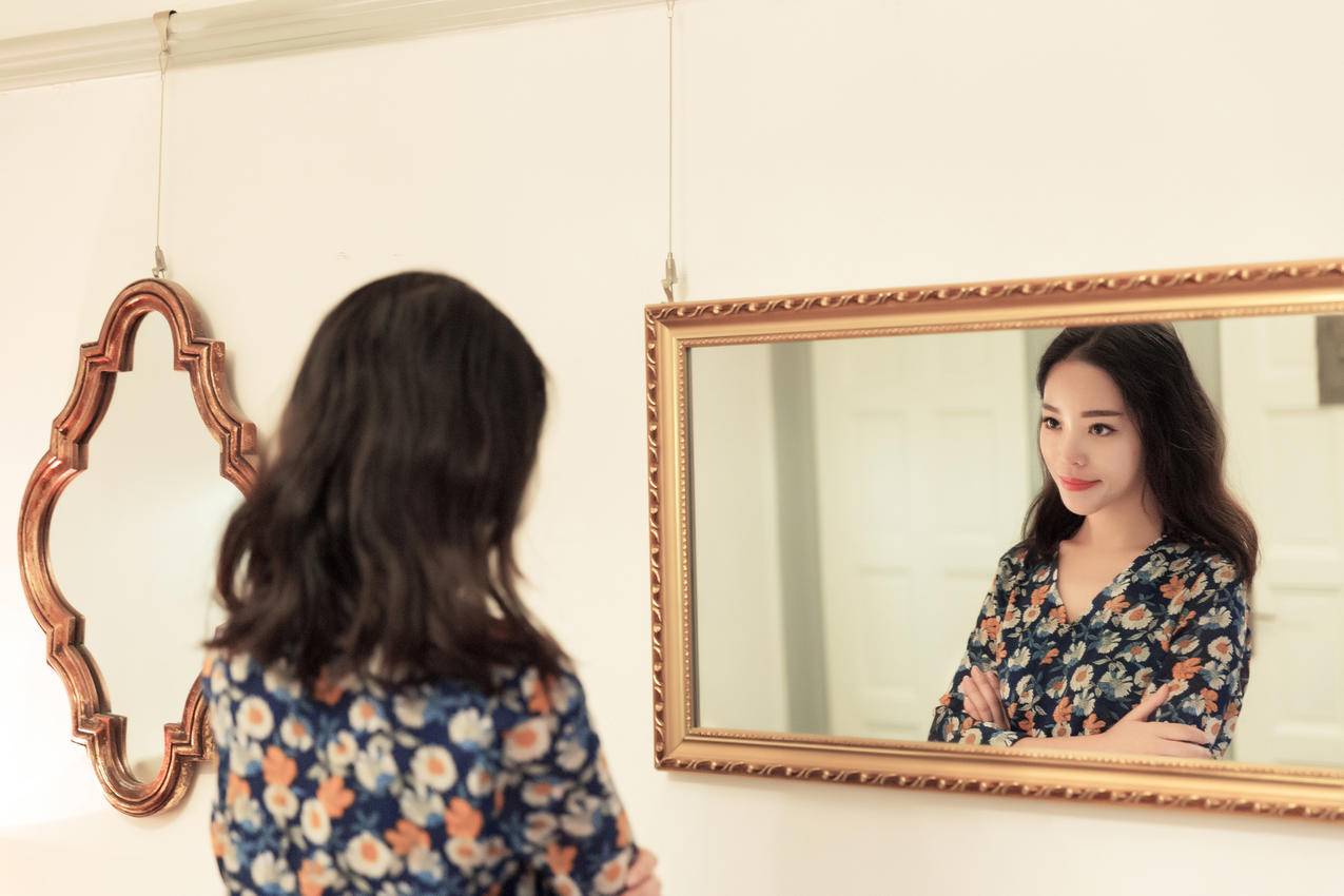美女照镜子4k壁纸