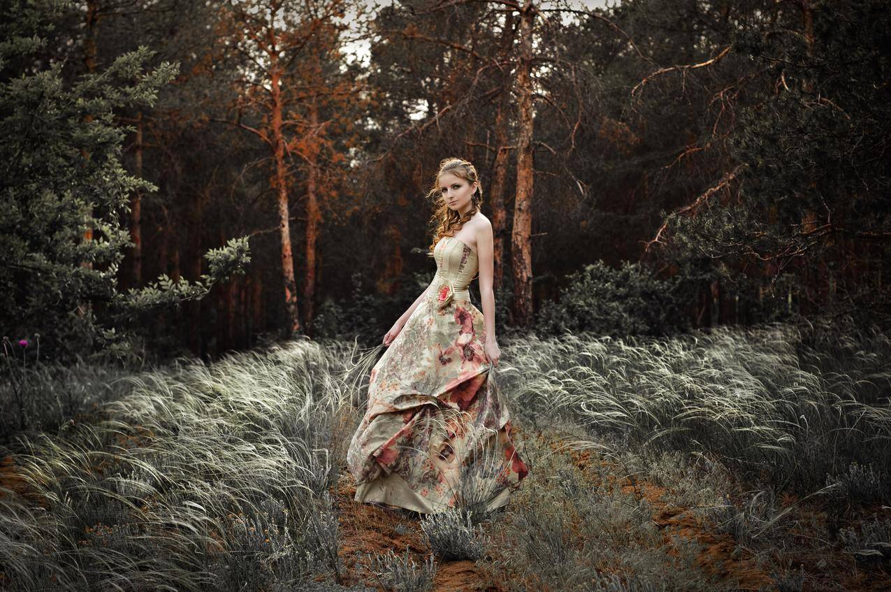 森林,漂亮女孩,裙子,卷发,唯美风景图片