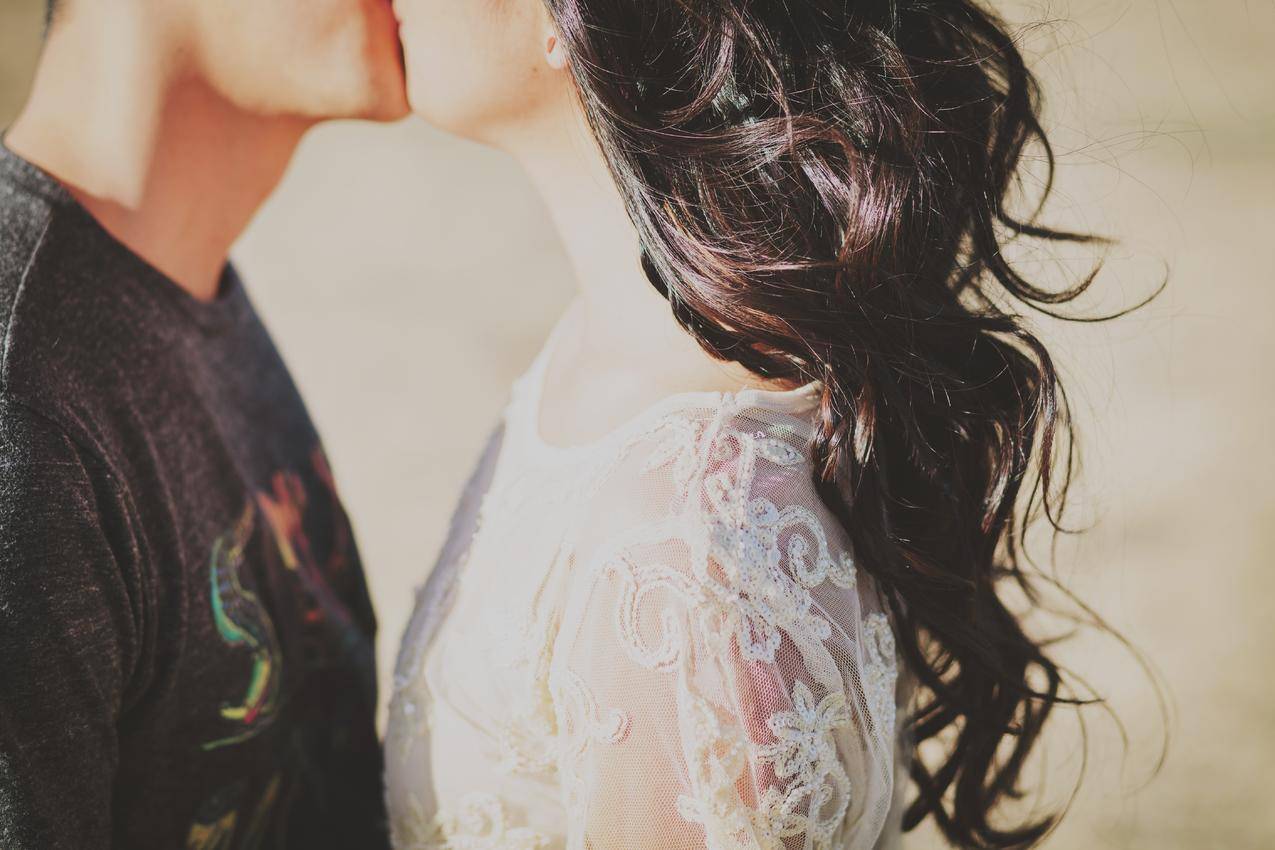 年轻夫妇接吻摄影图片-年轻夫妇接吻摄影作品-千库网