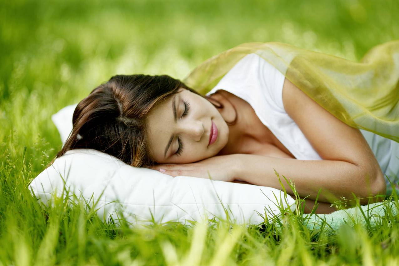 睡在草地上的女人5K壁纸