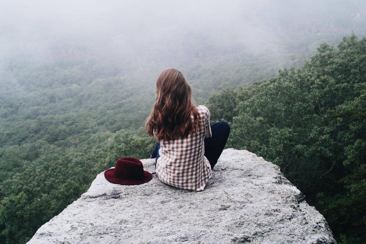 坐在山顶石头上的美女摄影6k图片