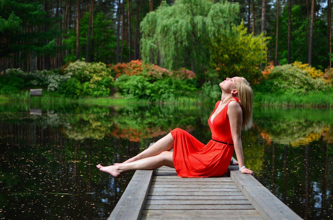 湖,户外,夏天,休闲,红色裙子美女,4k壁纸