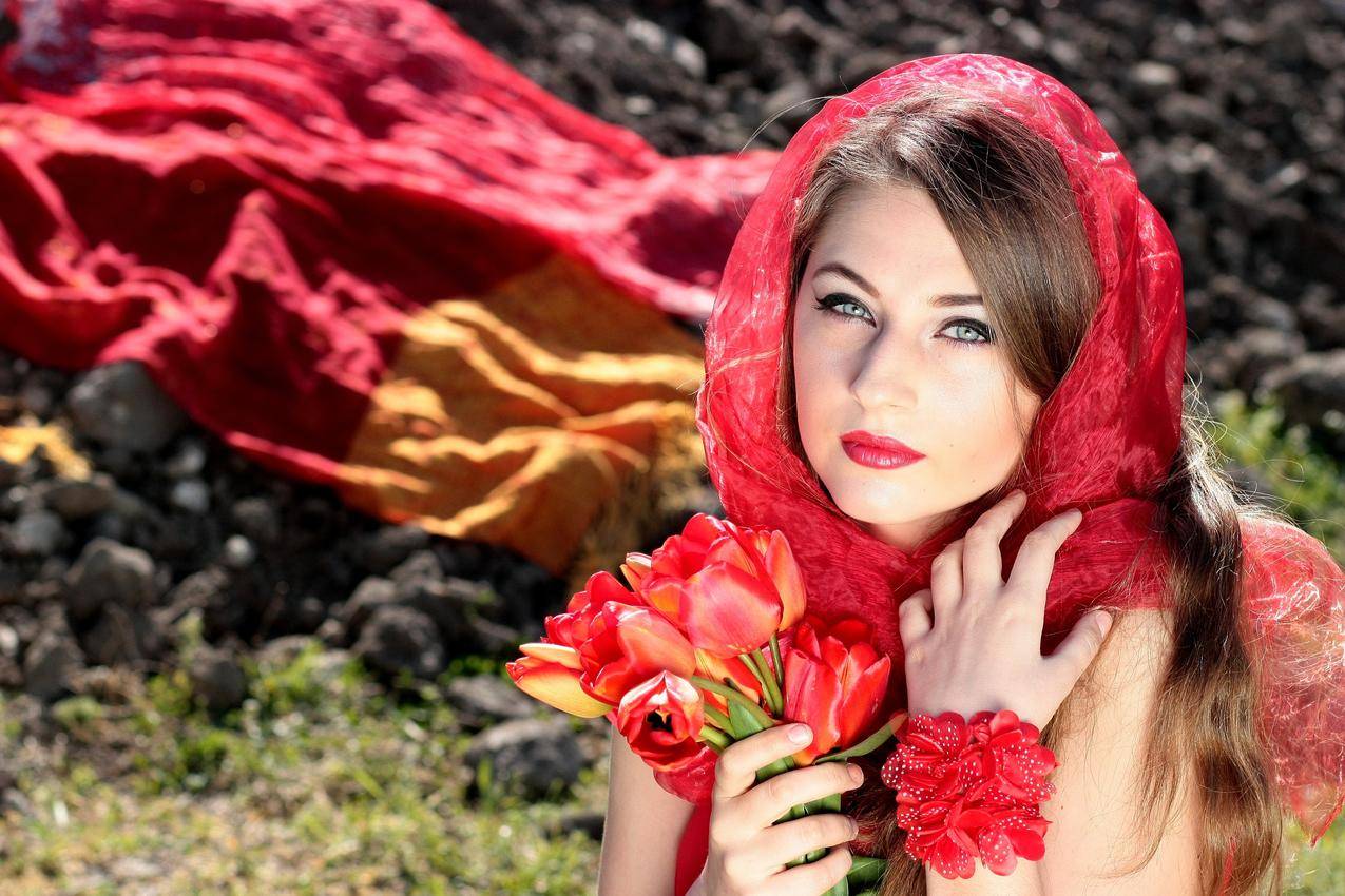 红色头巾,蓝色的眼睛美女,郁金香,4K美女图片