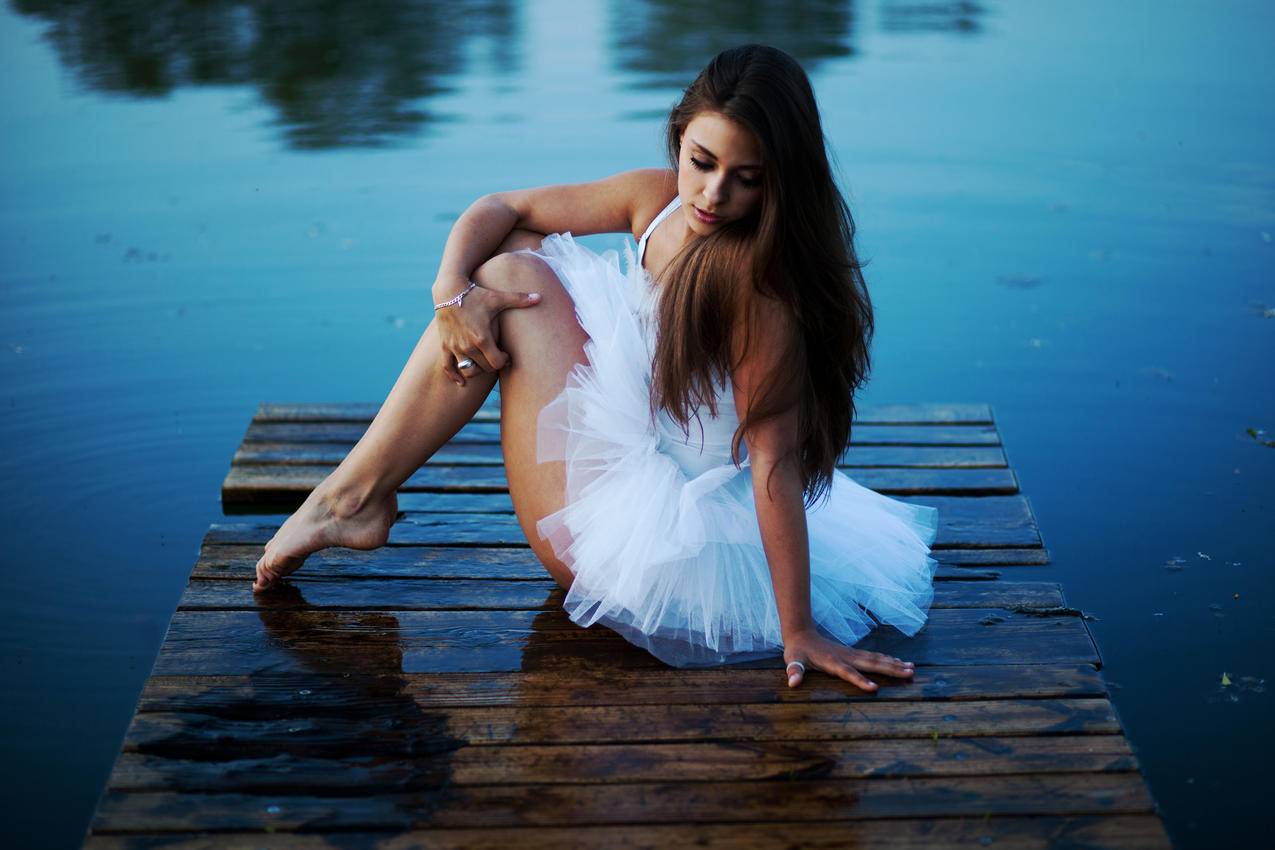 穿白色芭蕾舞裙子的女孩,湖,码头,美女人物背景图片