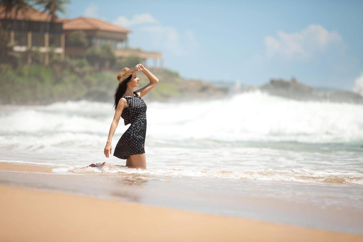 穿波点裙的美女,大海,波浪,5k高清图片