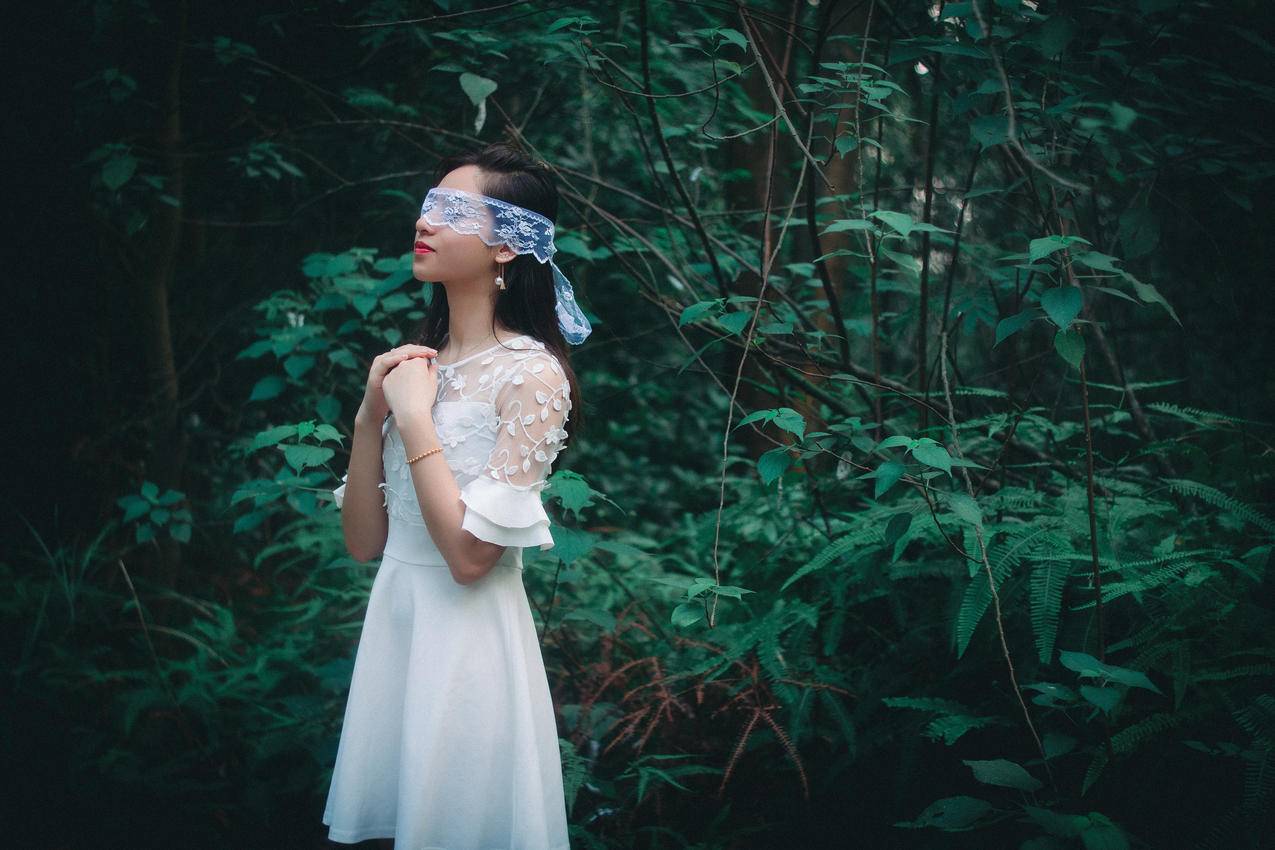 森林,白色裙子美女,唯美摄影4K壁纸