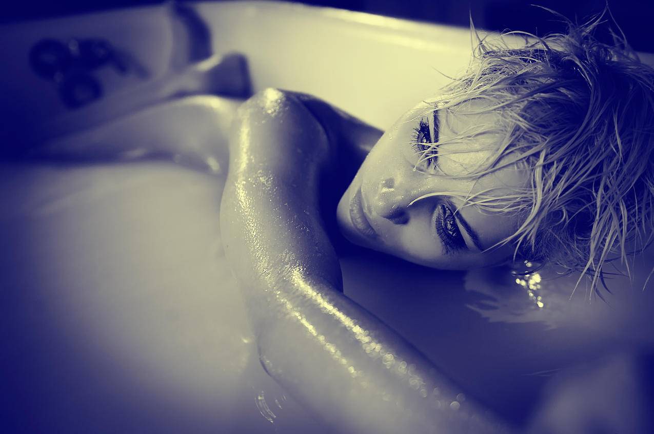 洗澡的美女4K图片