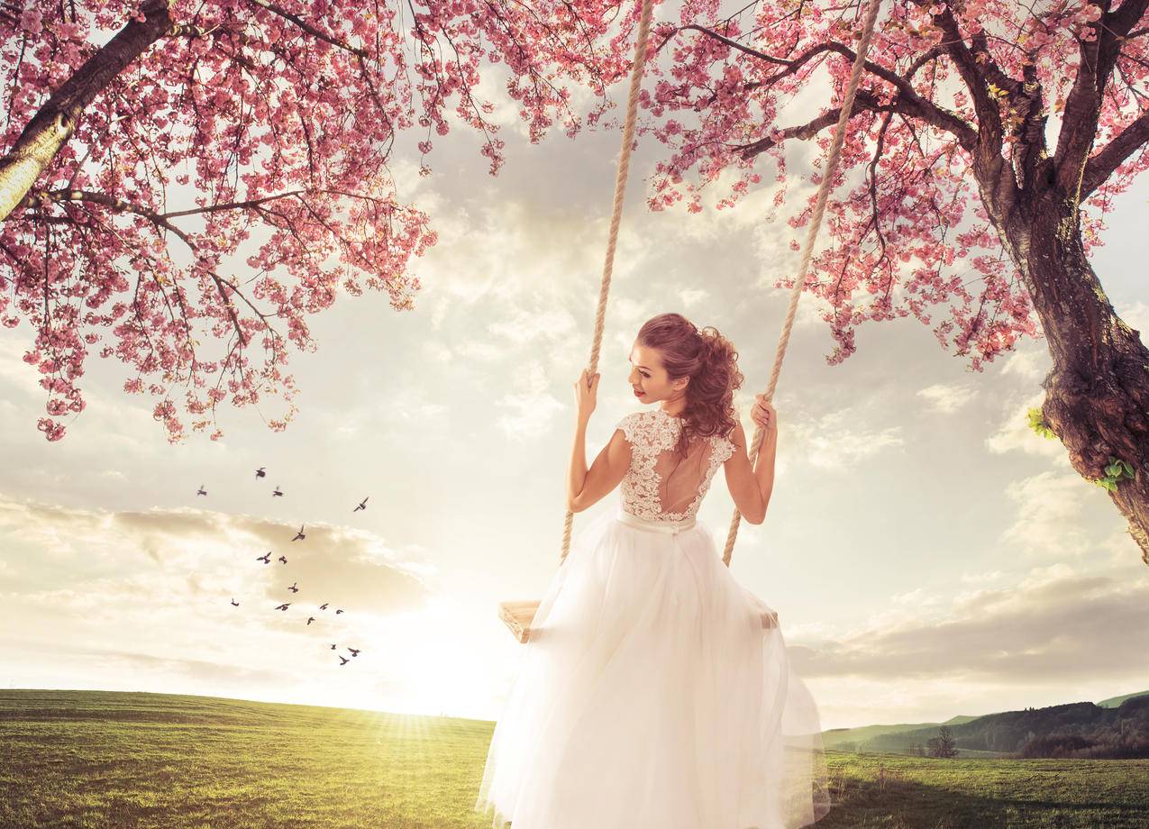 美丽的新娘在春天的草地,挡秋千,摆动,4K美女壁纸