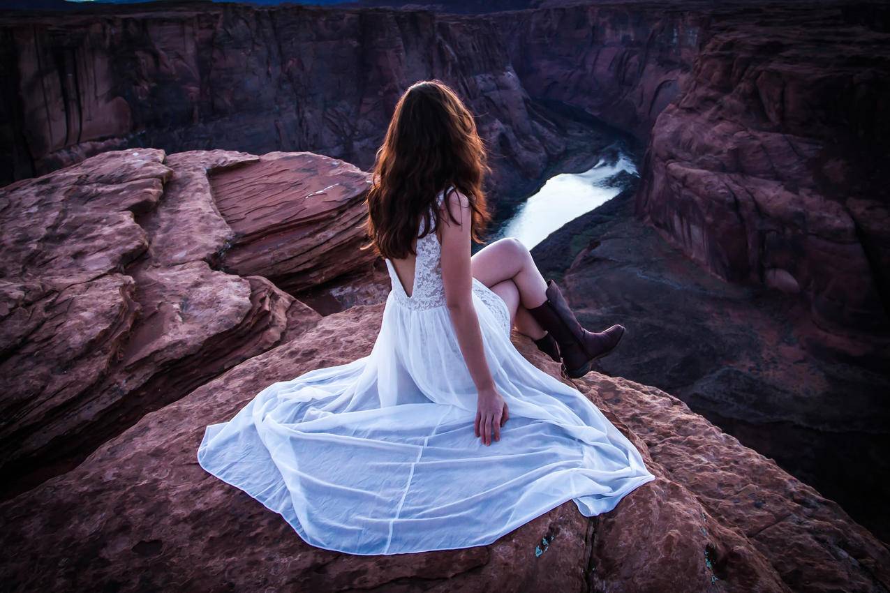 河流,峡谷,白色裙子,美女4K壁纸