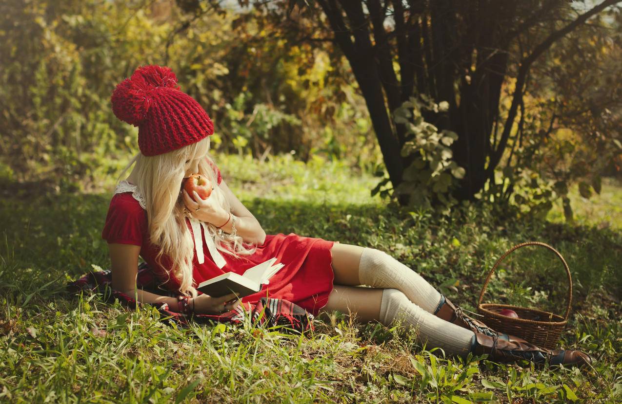 树林,女孩红色的帽子,红色连衣裙,苹果,4K美女壁纸