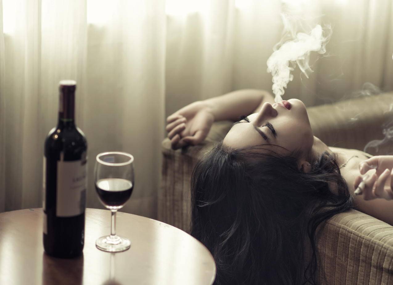 吸烟的女孩,沙发,葡萄酒,心情5K图片