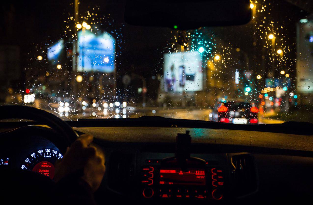 夜间城市的灯光,雨,玻璃,水滴,车内写真5K图片