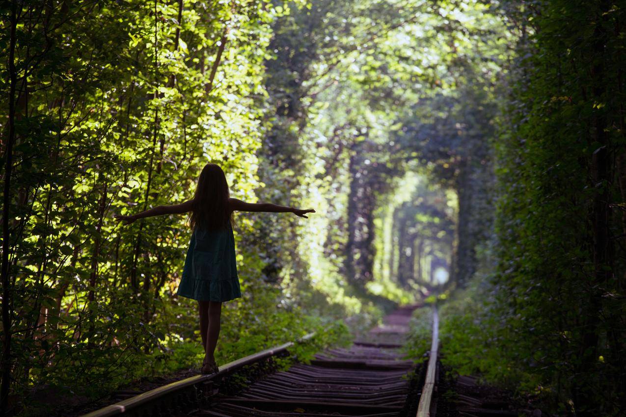 绿色,树木,火车轨道,小女孩,4K风景人物壁纸