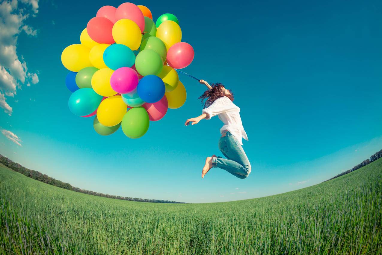 草地,天空,美女带着气球跳跃4K高清壁纸