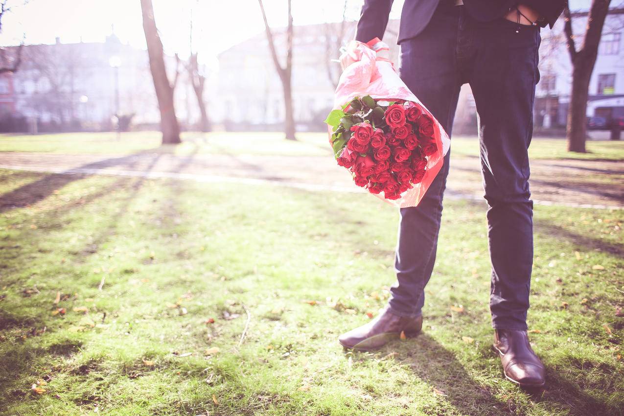 男人拿玫瑰等待他的夫人4k图片