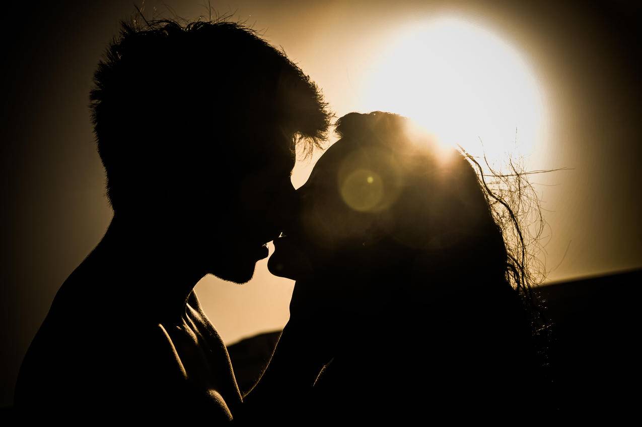 一对情侣拥抱和亲吻的照片 · 免费素材图片