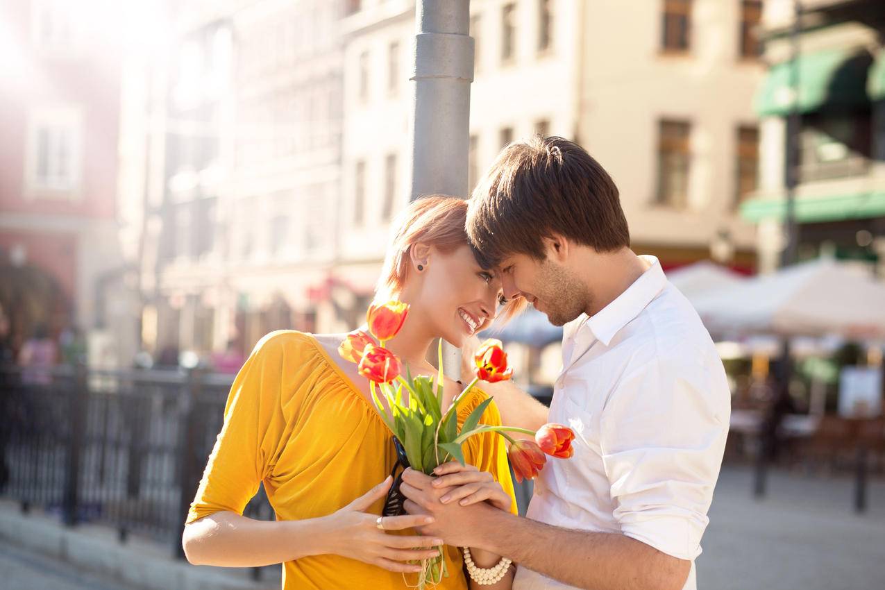 快乐恋人,鲜花,郁金香,城市,夫妻,4K人物摄影壁纸