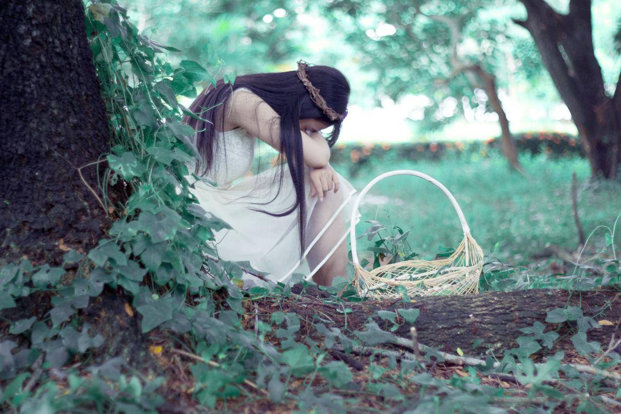 公主,森林公主,在森林中迷路,美丽的女孩,树,篮子,5K人物摄影图片