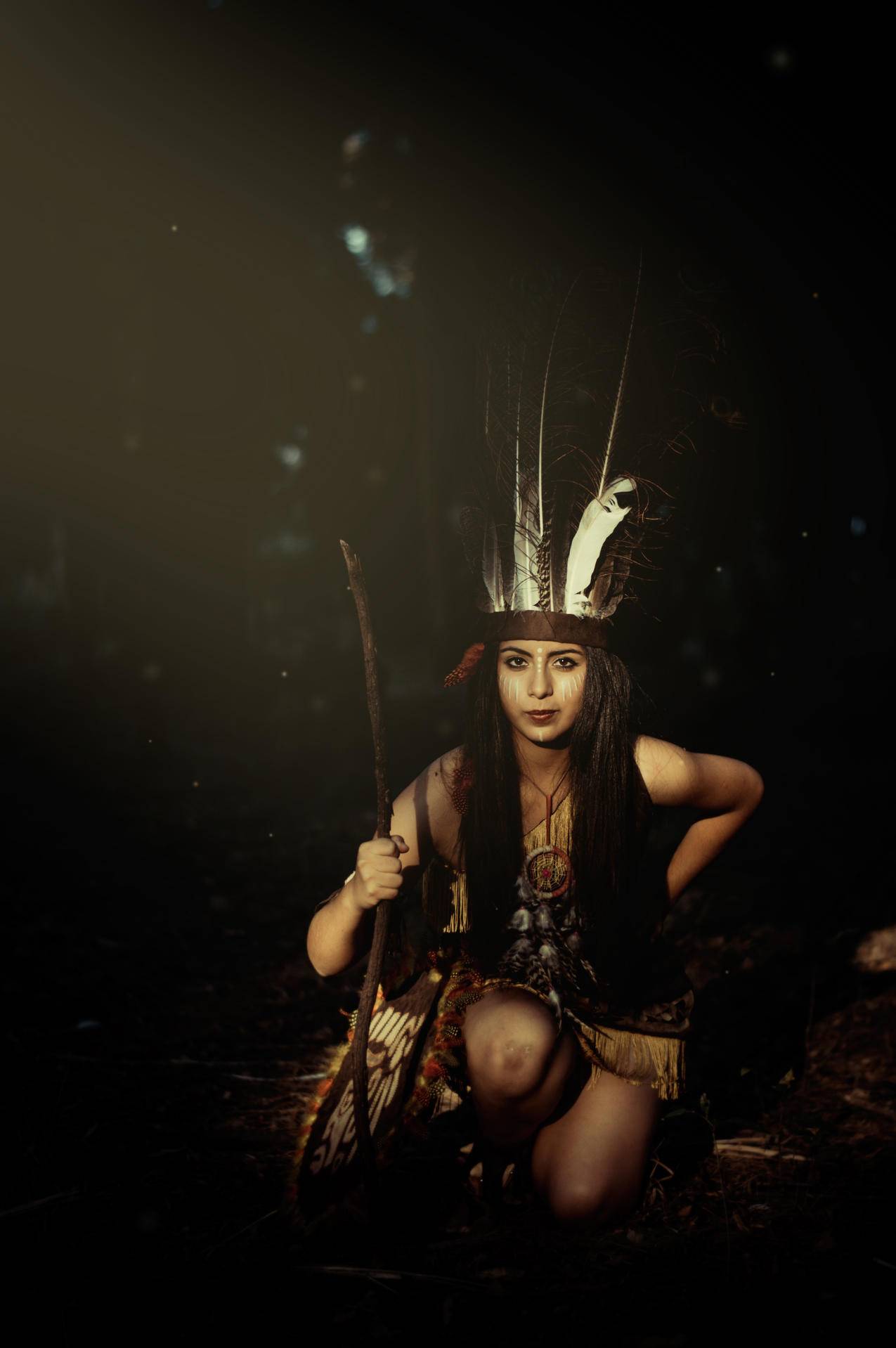 晚上羽毛头饰木棍印第安人女人图片