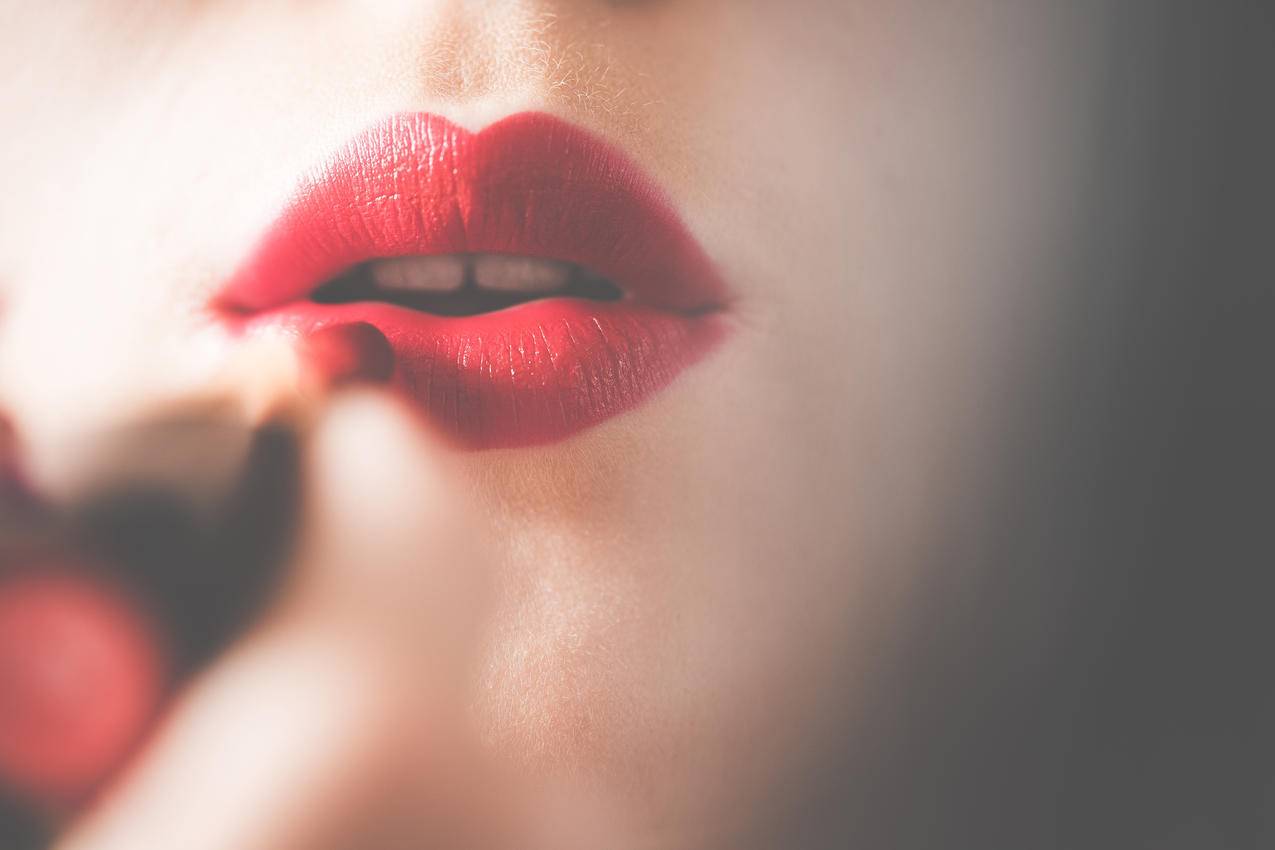 年轻漂亮的女人用红色的唇膏4k图片