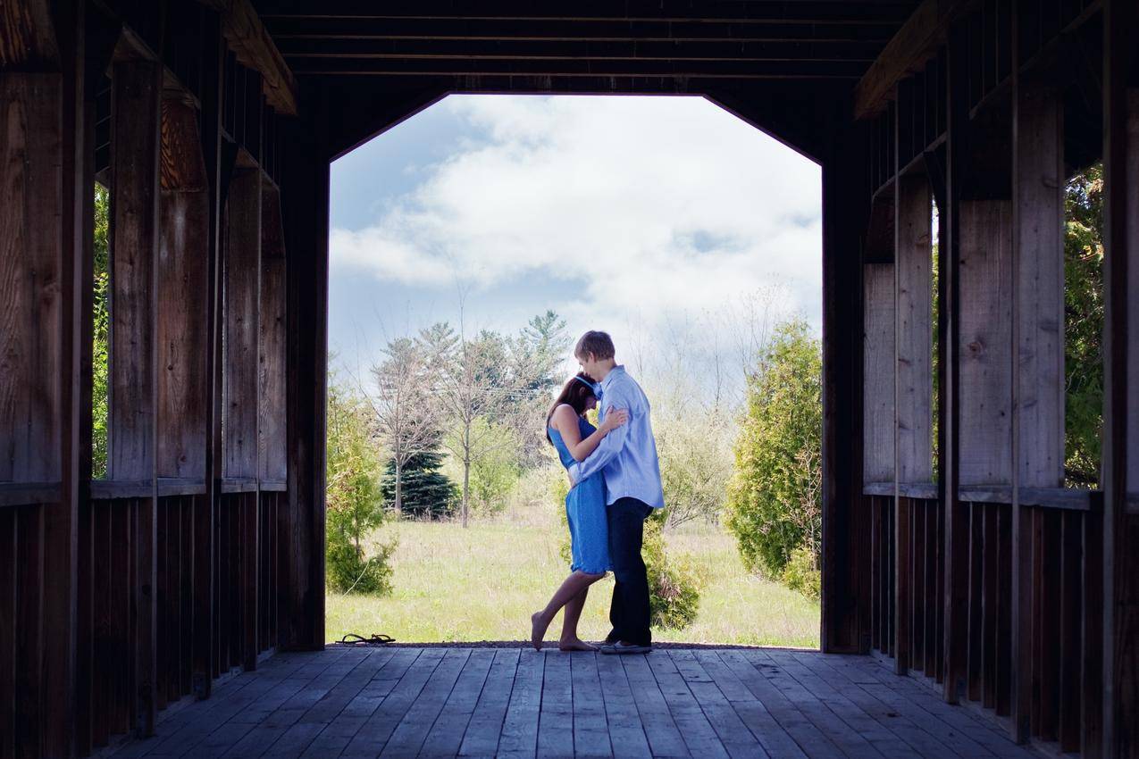 拥抱夫妇,行人天桥,人物摄影4K图片