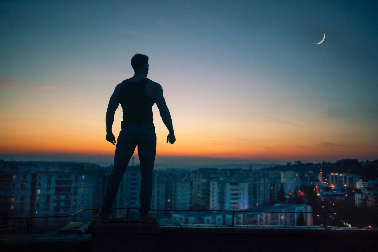 外国城市晚上屋顶一个健壮的男人4k高清图片