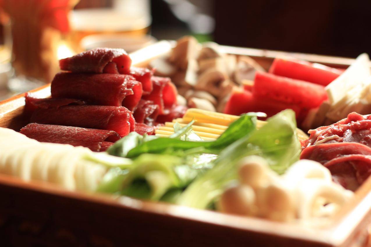 火锅食材鲜肉和蔬菜图片