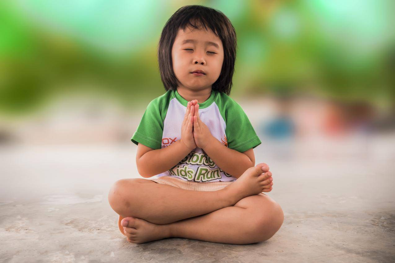 闭上眼睛，小亚洲女孩在教堂祈祷。照片摄影图片_ID:304689356-Veer图库