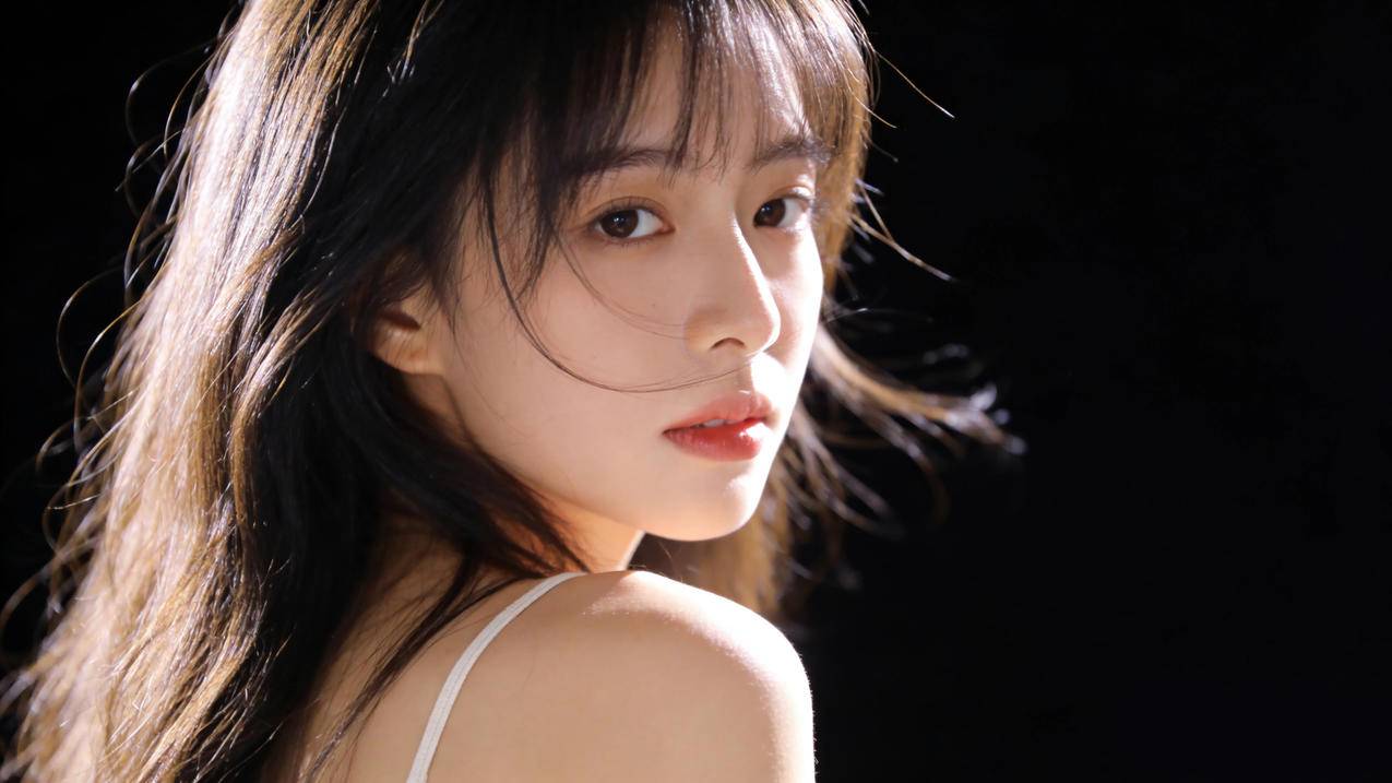 黑色背景 光影美女长发 4K高清壁纸3840x2160