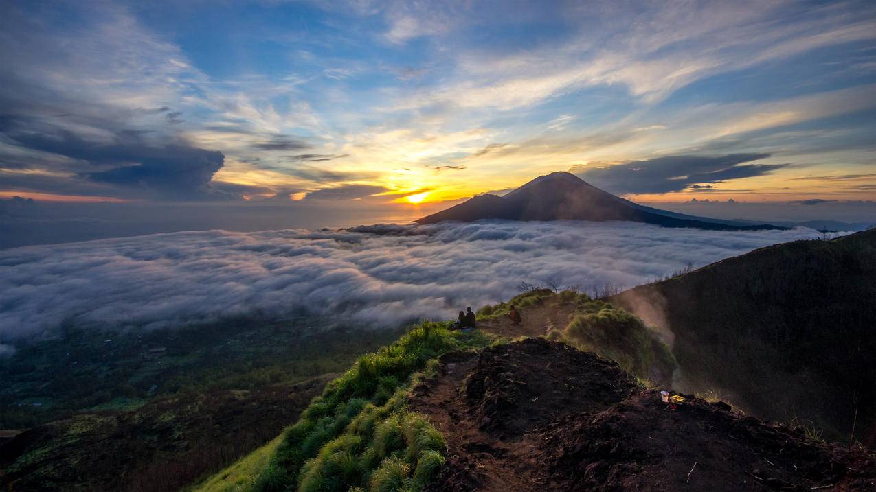 印度尼西亚度,巴吞尔火山顶部,早晨太阳风景,4K高清壁纸