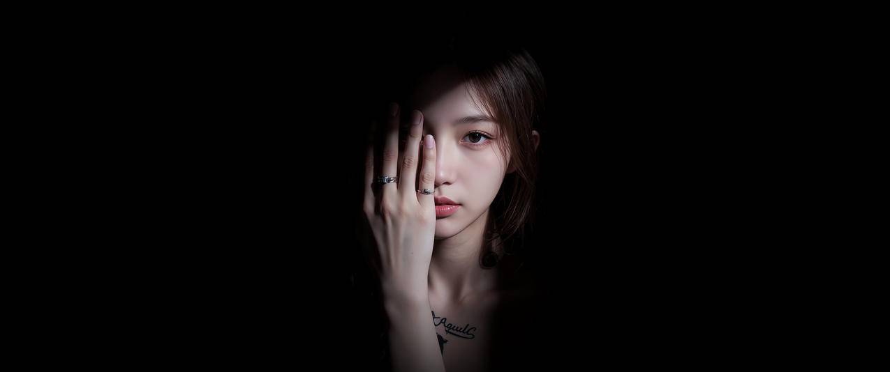 光影美女 手遮半边脸 暗黑背景 3440x1440带鱼屏壁纸