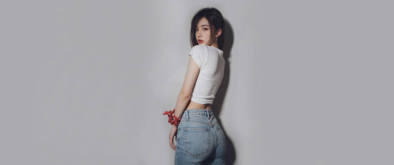 白色衣服 牛仔裤美女侧面 3440x1440带鱼屏壁纸