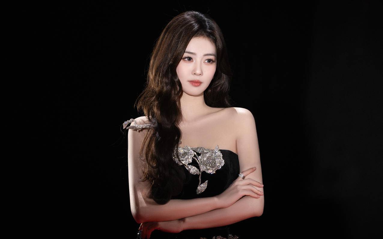 白鹿 黑色裙子 优雅 车机美女4K壁纸高清全屏 3840x2400