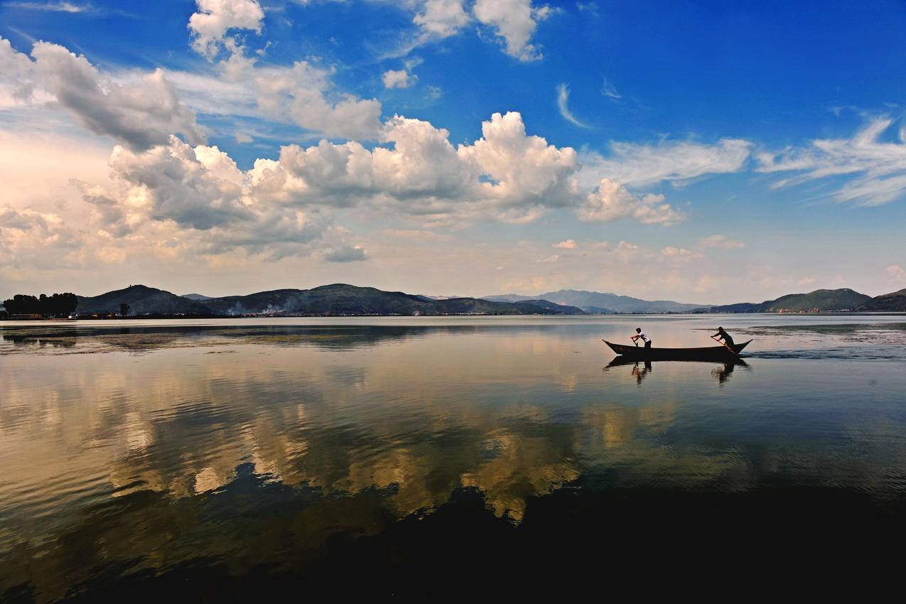 唯美湖水,山丘,倒映,蓝天白云,船只,划船,4K风景壁纸
