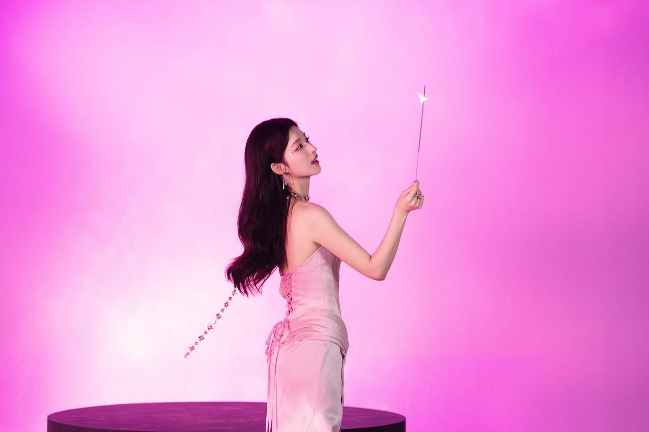 王楚然星河予你 粉色背影 4K美女壁纸 3840x2560